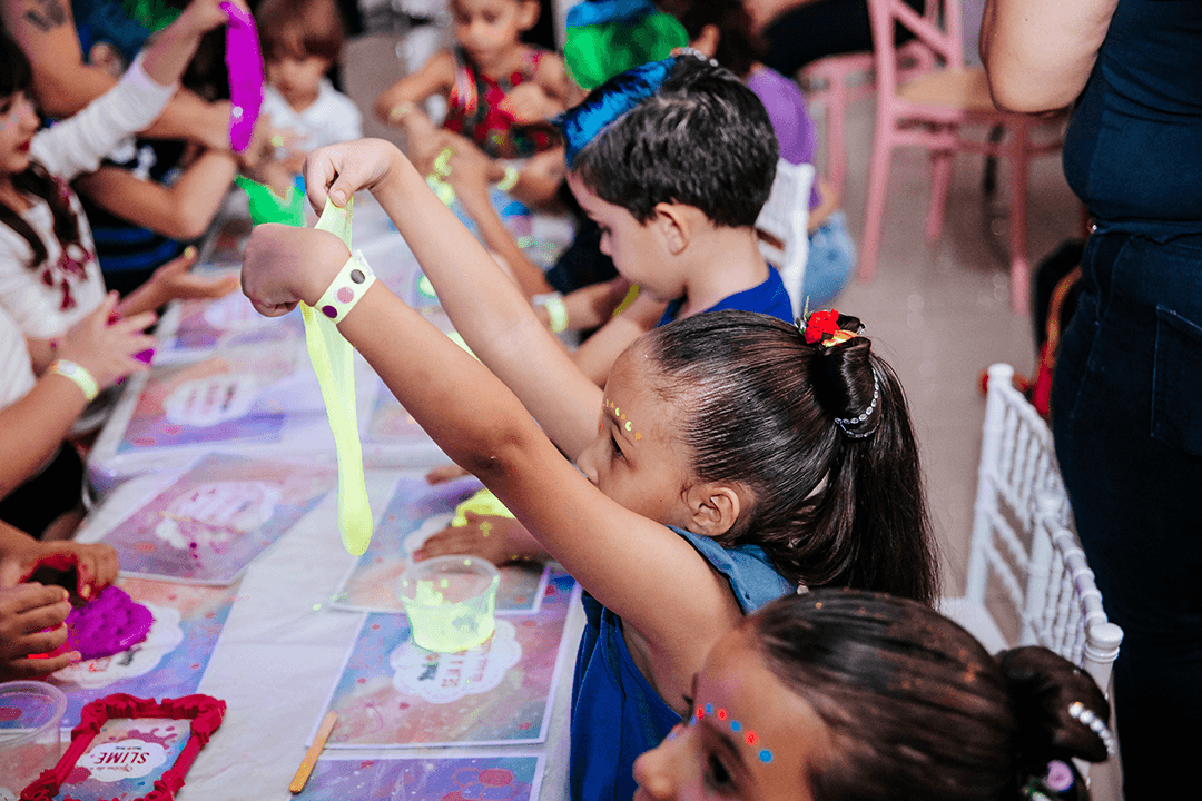 Crianças personalizando bonés em evento da Pink Party em Moema