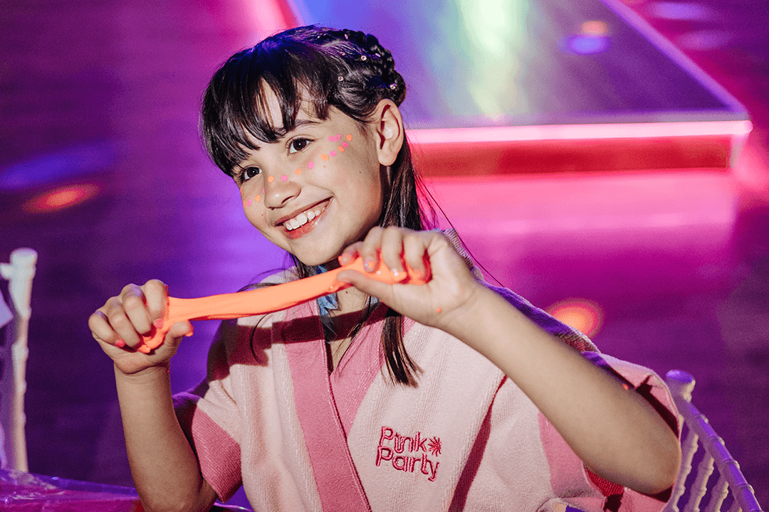 Oficinas criativas Pink Party: slime e customização com a identidade da marca