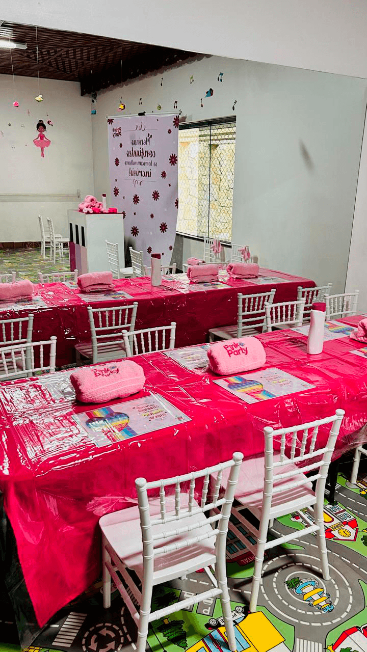 Oficina de customização de bonés da Pink Party em evento em Moema